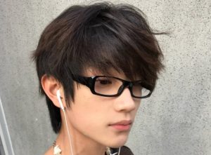 側向流向的斜劉海髮型